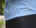 Un élastique maintient la veste en place à l'arrière