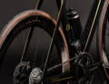 Characteristic are the wide flared seat stays, which first appeared on the track bikes of the British national team