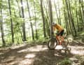 Une géométrie plus confortable, des pneus plus larges et des réserves de transmission généreuses permettent de ne pas pénaliser les petites erreurs de planification. Ce qui vous fait perdre pied sur un vélo de course fait partie du concept sur un gravel bike.