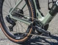 Sur le vélo de test équipé du nouveau Sram Force XPLR, qui est alimenté par la batterie du moteur, tout comme le feu arrière intégré, le niveau d'assistance peut être sélectionné à l'aide de petits boutons situés sur le corps de la poignée.