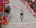 Lotte Kopecky de l'équipe SD Worx-Protime remporte la Strade Bianche 2024 devant Elisa Longo Borghini, 02 mars 2024.