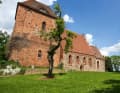 Dicke Mauern  Breitschultrige Backsteinkirchen setzen rote Punkte in die Landschaft.