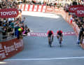 Fotofinish in Siena: Demi Vollering gewinnt hauchdünn vor Lotte Kopecky die Strade Bianche 2023.