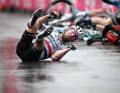 Dans le sprint final, il a d'abord glissé sur un marquage au sol mouillé, puis a été rattrapé avant de faire une grosse sortie de route. Mark Cavendish franchit la ligne d'arrivée de la 5ème étape sur le sol. Giro d'Italia, 10 mai 2023.