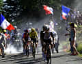 Les protagonistes habituels autour de Vingegaard et Pogacar dans l'ambiance de la montée du Grand Colombier. Les supporters français célèbrent leur fête nationale. Tour de France, 13e étape, 14 juillet 2023.