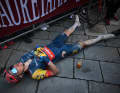 Völlig ausgepumpt: Toms Skujins vom Team Lidl-Trek erkämpfte sich im direkten Duell mit Maxim van Gils (Lotto-Dstny) den zweiten Platz bei Strade Bianche - lag jedoch weit hinter dem Sieger Tadej Pogacar, 02. März 2024.