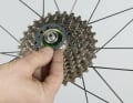 3. Fädeln Sie jetzt den Spiderarm aus dem Shimano-Paket auf und danach die einzelnen Ritzel samt Zwischenringen bis zum 15er-Ritzel.