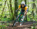 Ceux qui souhaitent parfois s'aventurer sur un sentier avec leur vélo de gravel apprécieront un cockpit doté d'un drop plat et d'un flare marqué. Ce type de guidon garantit un bon contrôle sur les terrains techniques.
