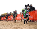 La championne espagnole Lucia Gonzalez Blanco (à droite, au premier plan) sur le sable - et non lors d'une course sur la plage - lors du Superprestige de Boom, le 4 décembre 2022. 
