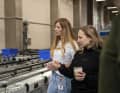 bc-Mitarbeiterin Laura Laermann erläutert Leila die Abläufe bei bike-components