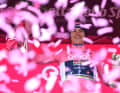 Er kam, sah, siegte und musste den Giro nach einem positiven Corona-Befund wieder verlassen. Remco Evenepoel bei der Siegerehrung nach dem zweiten Einzelzeitfahren am 14. Mai. Giro d’Italia, 9. Etappe.