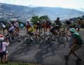 Eingerahmt von ihren Edelhelfern Adam Yates (links) und Sepp Kuss (rechts) bezwingen die Favoriten die Anstiege auf der 14. Etappe nach Morzine. Tour de France, 15. Juli 2023.