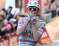 Tadej Pogacar (UAE Team Emirates) s'échappe à 81 kilomètres de l'arrivée de Strade Bianche et remporte une victoire inoubliable, 02 mars 2024.
