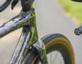 Le cadre présente un design aérodynamique et s'inspire de la forme du vélo de course sur route Tarmac