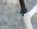 Classique et efficace : le serrage de la tige de selle.
