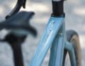 Cube a baptisé « Surf’n Blue » cette couleur élégante de la peinture. Une sacoche de tube supérieur est fournie de série. Nous l’avons démontée ici.
