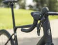 Le groupe Shimano 105 à changement de vitesse mécanique est une perle rare dans la gamme de prix autour de 4 000 euros.