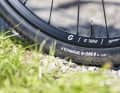 The bike is built to last: from the Shimano GRX groupset to the sturdy aluminium wheels from DT Swiss and the fast tyres from Schwalbe, components from renowned manufacturers are fitted where it counts