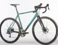Le Fuji Jari 1.3 mise sur la polyvalence : une position assise droite, un guidon large, un petit braquet et des œillets filetés donnent envie d'aller loin sur le terrain. Seuls les pneus lourds sont gênants.