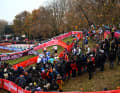 Gedränge auf und neben der Strecke beim Cross Weltcup in Antwerpen, 4. Dezember 2022 
