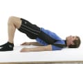 Cette fois-ci : deux variantes de l'exercice complexe "élévation du bassin", qui renforce presque tout l'arrière du corps : le bas du dos, les fesses et les muscles dits ischio-cruraux de l'arrière des cuisses, qui sont souvent nettement moins entraînés que les muscles de l'avant chez les cyclistes. Or, un équilibre des forces musculaires est la condition préalable à un "coup de pédale rond" et réduit le risque de problèmes de genou.