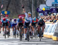 Die Top-Sprinterin im Frauen Peleton zeigt auf und gewinnt den Scheldenpreis, 5. April 2023.