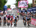 Eine der wenigen Chancen für Sprinter beim diesjährigen Giro genutzt. Pascal Ackermann gewinnt die 11. Etappe hauchdünn vor Jonathan Milan. Giro d’Italia, 17. Mai 2023.