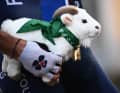 Abschiedsgeschenk für einen Helden der Fans. Thibaut Pinot erhält vor seinem letzten Rennen als Profi zu seinen lebenden Ziegen auch noch ein Kuscheltier. Lombardei-Rundfahrt, 7. Oktober 2023