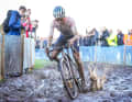 La Néerlandaise Ceylin del Carmen Alvarado a franchi la ligne d'arrivée en deuxième position lors du Championnat d'Europe de cyclo-cross UEC féminin élite le 5 novembre.