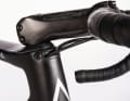 All versions of the Magma have a two-piece cockpit and the cables disappear into a small opening in the head tube.