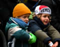 In Belgien fast immer dabei – auch wenn er nicht selbst mitfährt. Junge Fans mit Remco Evenepoel Rennkappe. Cross Weltcup in Antwerpen, 4. Dezember 2022 