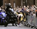 Une aggravation dramatique ! Mathieu van der Poel chute sur la chaussée mouillée par la pluie, mais il peut continuer à rouler et défend son avance sur ses concurrents. Championnats du monde de cyclisme UCI à Glasgow, 6 août 2023.