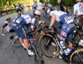Frühes Aus eines Mitfavoriten. Remco Evenepoel konnte das Rennen nach einem Sturz im Feld erst nach einer längeren Pause fortsetzen. Lombardei-Rundfahrt, 7. Oktober 2023
