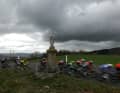 Passage devant un monument : lors de la quatrième étape de Paris-Nice, les coureurs devaient parcourir 183 kilomètres et 3300 mètres de dénivelé, 06 mars 2024.