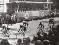 Une emprise ferme : même sur la scène internationale, les nazis ont profité de l'occasion pour se mettre en scène, comme ici lors des championnats du monde de cyclisme sur route de 1934 à Leipzig.