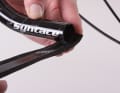Position the handlebar tape at the bottom of the handlebar end on the inside and allow about half a band width to protrude outwards. Hold the beginning firmly and wrap the tape around the handlebars at an almost right angle for one turn. Make sure that the tape protrudes at least five millimetres around the entire circumference of the tube.