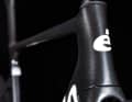 Le tube de direction du Cervélo Soloist est un peu plus plat que celui du R5. Les câbles passent sous la potence, dans le tube de direction.