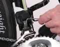 Leave the chain on the selected gear ratio and adjust the derailleur with the screw pointing outwards. The inner guide plate must be positioned close enough to the chain so that it does not fall off and far enough away so that it does not rub.