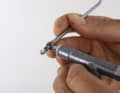Dismantle the clamping screws of the stem, remove the cover and ensure that the handlebars do not fall down. Clean all parts. For aluminium handlebars and stems, grease the head and thread of the bolts and tighten them evenly. The slot on the stem must be the same width at the top and bottom and parallel to each other before you tighten the bolts.