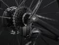Disc Only : Tous les modèles du nouveau VCR de Votec sont équipés de systèmes d'axes traversants de Mavic. A cela s'ajoute ici, sur le VRC Evo, un dérailleur Sram Force croustillant.