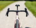 The Shimano levers are angled strongly outwards, so they are easier to reach when shifting gears and can be swivelled inwards, even a handlebar bag is not in the way