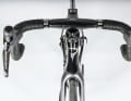 Aero instead of comfort: The Pinarello adopts the streamlined cockpit of the Dogma F racing bike. There are only 39 centimetres between the brake levers.