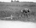 Époque héroïque : chariot de matériel ? Roue de secours ? Pas de chance. En 1924, Ottavio Bottecchia doit s'aider lui-même en cas de panne
