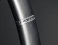 De manière régulière : Un creux est prévu pour le logo dans la jante Cadex Max 40.