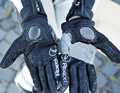 Usure : après quatre années de test et de nombreuses chutes, les gants sont désormais usés.