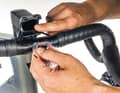Check the stem clamp: Thoroughly clean the clamping surface on the handlebars and the contact surfaces on the stem. Apply a thin layer of grease to the surfaces of aluminium parts; only carbon assembly paste should be used on handlebars and fork stems made of carbon. Also grease the screw threads and tighten to the specified torque.