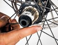 Sprocket set release: Completely dismantle the sprockets and thoroughly clean the contact surfaces and the thread of the end ring in particular. Apply a thin layer of grease to the thread and the freewheel body. Refit the cassette and tighten to the specified torque.