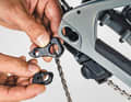 With the wheels removed, run the cloth over the contact surfaces of the quick-release or thru-axle and the thru-axle threads, as these can also crack under load. This also applies to the derailleur hanger: take the opportunity to unscrew, clean and apply a thin layer of grease, then tighten the bolts carefully. Also ensure that the axles have sufficient clamping force and tightening torque.