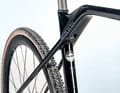 Support surface: The distinctive bend in the top tube is not just a design gimmick. When the bike is carried during a race, this ensures it sits securely and comfortably on the shoulder.