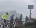 Le brouillard et l'humidité au Gothard pèsent sur le moral des cyclistes, mais ils roulent en groupe et se motivent mutuellement.